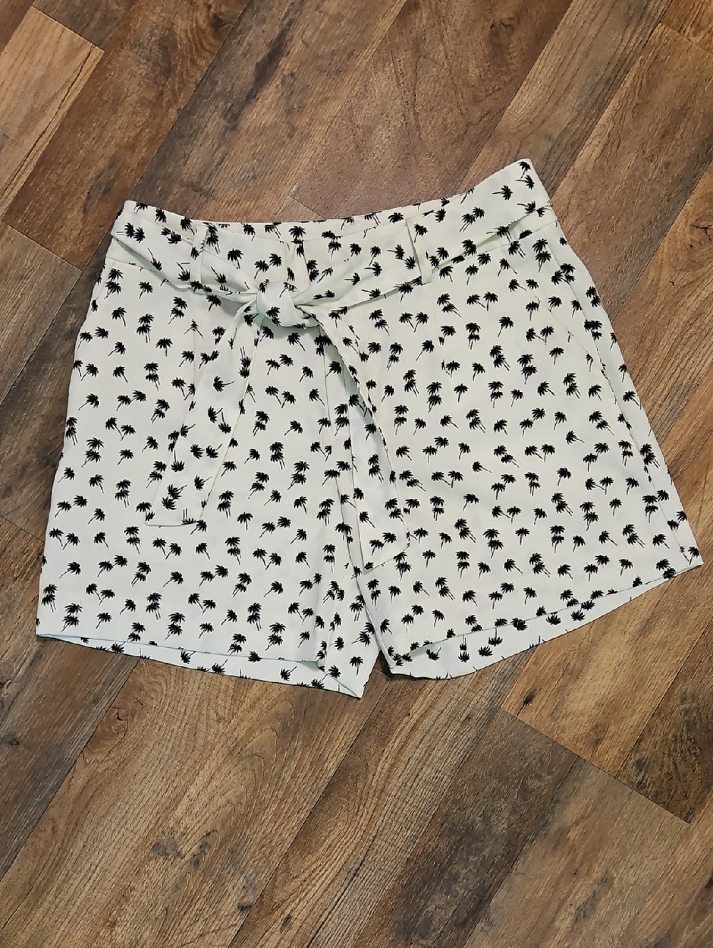 👖Ann Taylor Palm-Print Tie-Front Bermuda Shorts